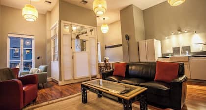 Historiallinen Butler Bankin taidegalleriaresidenssi, kaksi makuuhuonetta ja kaksi kylpyhuonetta.