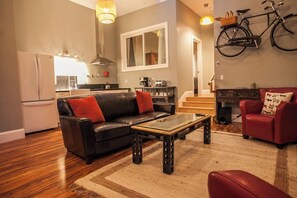 Smart TV - Artist Apartment - 2 Bedrooms, 2 Bathrooms - Historic Butler Bank Residence (Hood River)