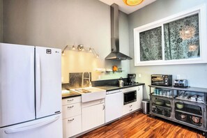 Geladeira, micro-ondas, cooktop, lava-louças