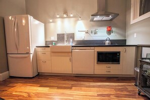 Fridge, microwave, stovetop, dishwasher