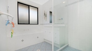 4 bedrooms, WiFi, bed sheets
