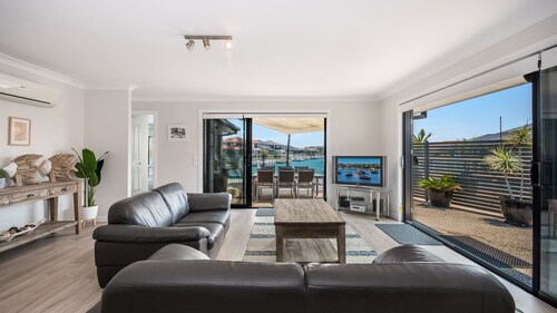 Witonga Waters - Pet Friendly Luxury Waterfront Escape with Pool & Pontoon - Holiday Yamba