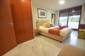 2 bedrooms, desk, iron/ironing board, travel crib - Parque Botanico Holiday Rentals (Estepona)