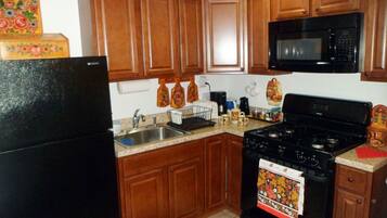 Refrigerador con freezer, microondas, horno, cafetera/tetera