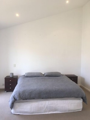 2 bedrooms, bed sheets, wheelchair access