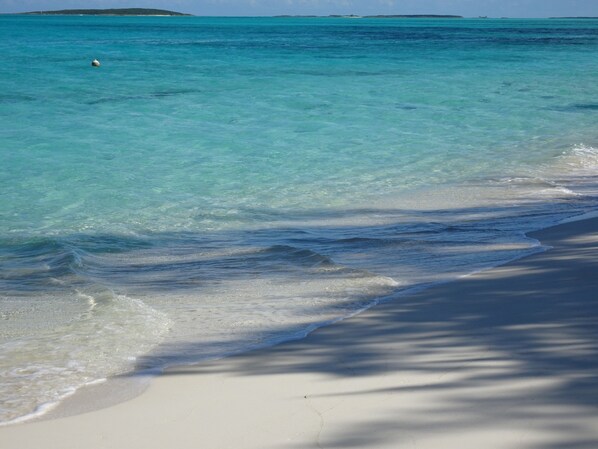 Accommodatie ligt op het strand, ligstoelen, strandlakens