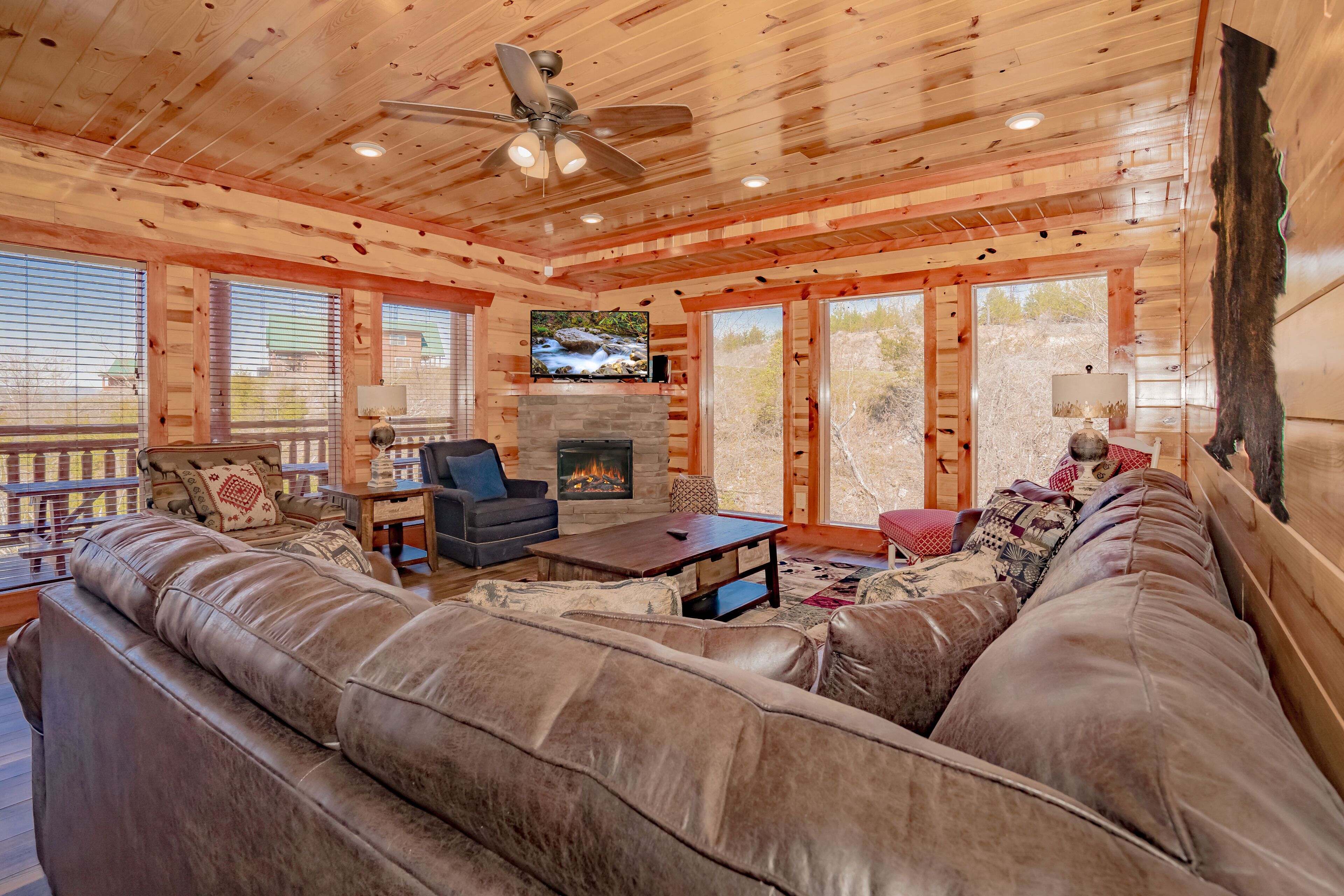 Poolside Cinema Lodge: INDOOR POOL, Mtn Views, Home Theater, Game Room, close to Attractions!