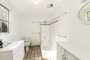 Regadera y amenidades de baño gratuitas 