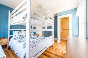 3 bedrooms, desk, iron/ironing board, free WiFi