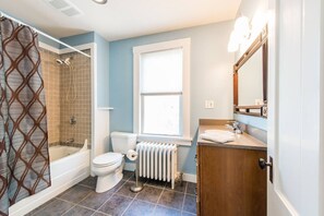 Combined shower/tub, hair dryer, towels