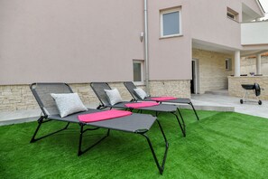 Terrace/patio - Modern holiday apartment Libra with swimming pool in the center of Posedarje (Posedarje)