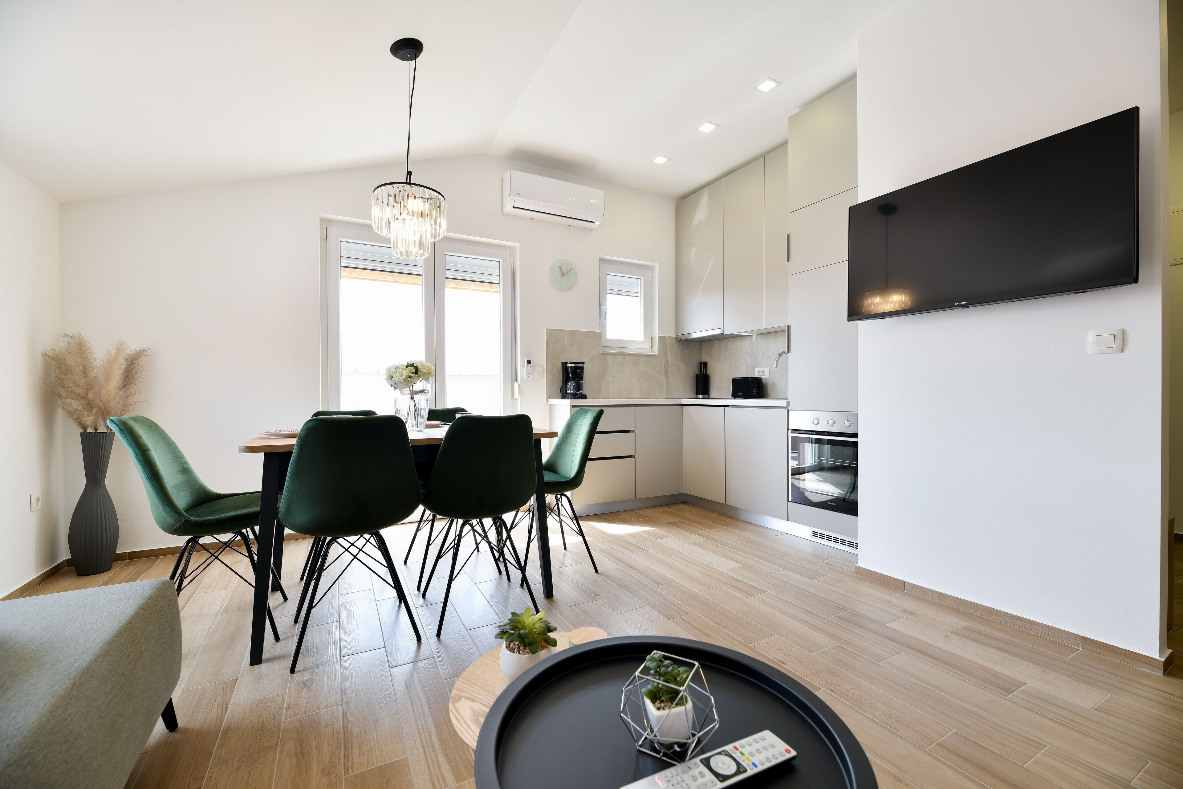 Fridge, oven, stovetop, dishwasher