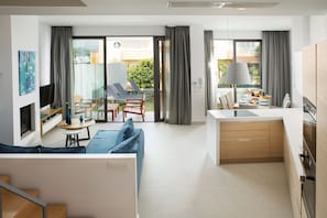 TV connectée, cheminée, livres