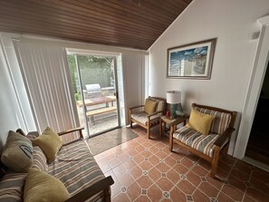 Smart-tv, eldstad, ett filmbibliotek och en stereo