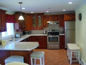 Kylskåp, mikrovågsugn, ugn och spishäll