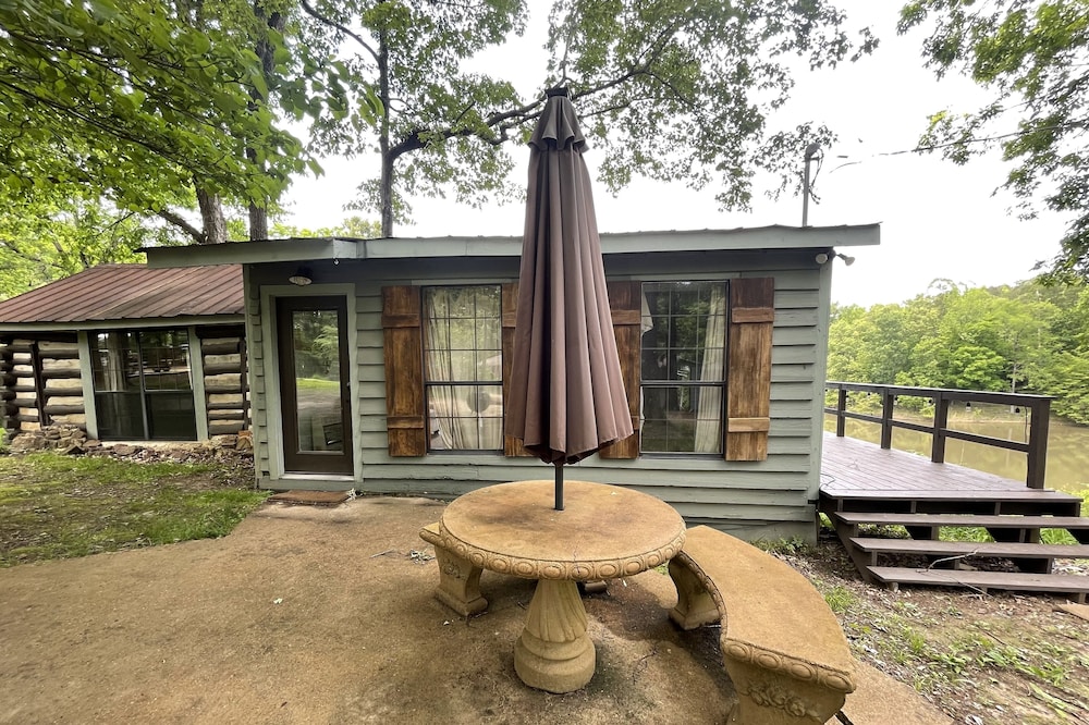Private Cabin @ Enid Lake .6 Miles From Boat Ramp...land W/pond & Hunting