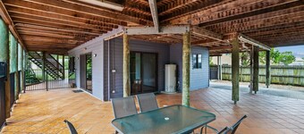 Barny's - Rainbow Beach. Fantastic beach house in the perfect spot. Pets Welcome. Wi-Fi. Pool