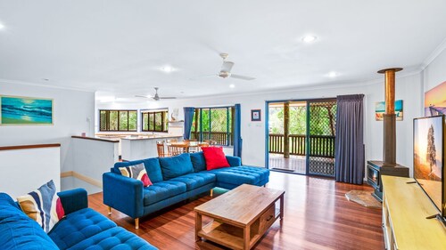Barny's - Rainbow Beach. Fantastic beach house in the perfect spot. Pets Welcome. Wi-Fi. Pool