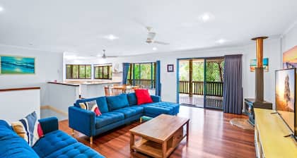 Barny's - Rainbow Beach. Fantastic beach house in the perfect spot. Pets Welcome. Wi-Fi. Pool