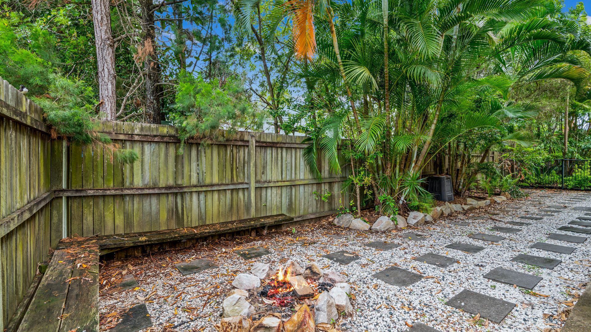 Barny's - Rainbow Beach. Fantastic beach house in the perfect spot. Pets Welcome. Wi-Fi. Pool — image 25