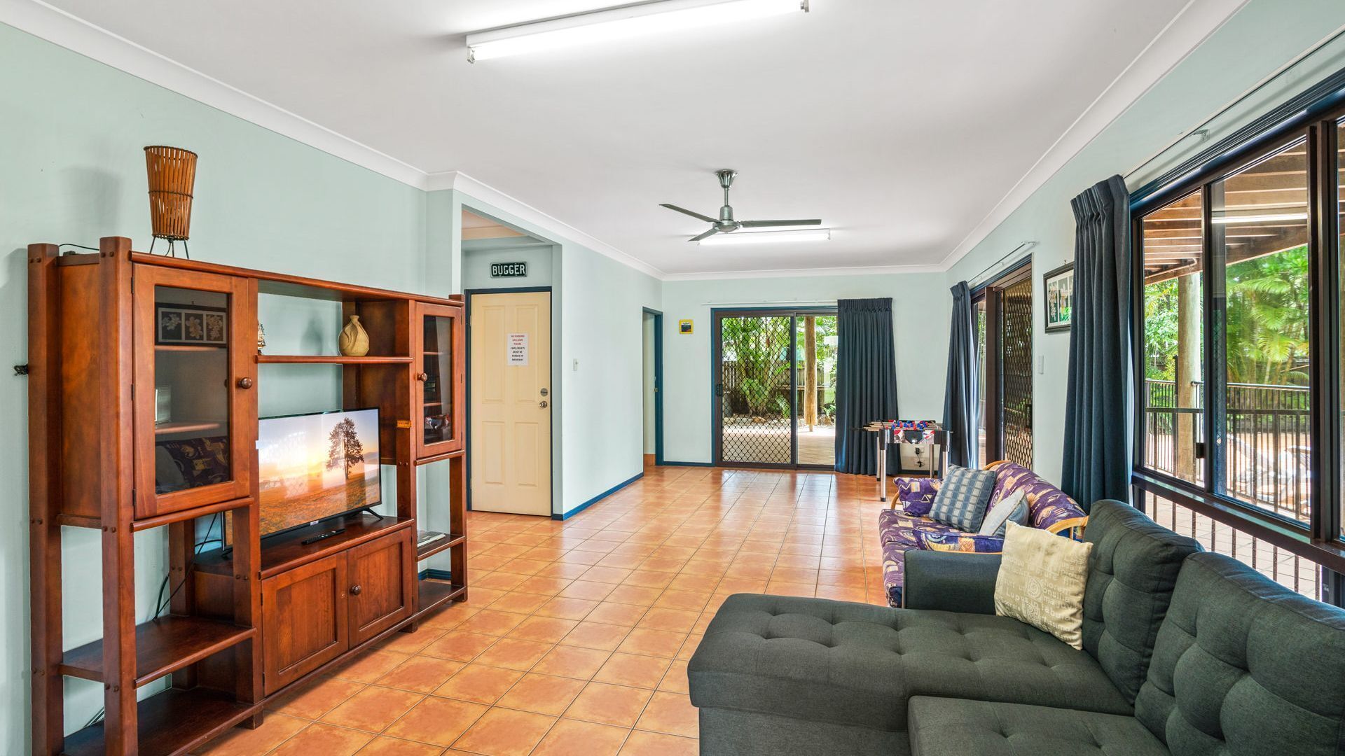Barny's - Rainbow Beach. Fantastic beach house in the perfect spot. Pets Welcome. Wi-Fi. Pool — image 9