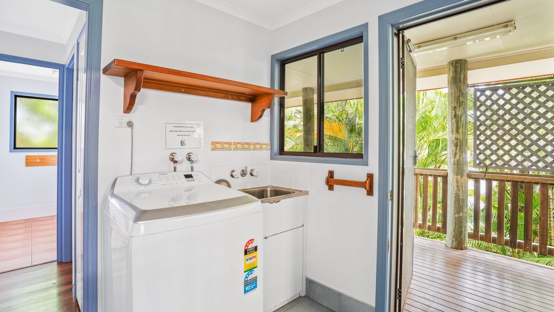 Barny's - Rainbow Beach. Fantastic beach house in the perfect spot. Pets Welcome. Wi-Fi. Pool — image 21