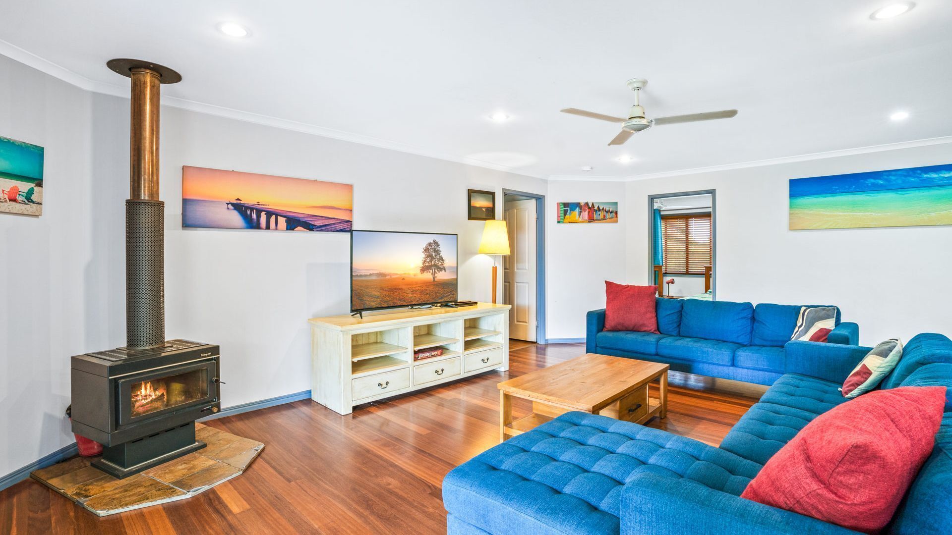 Barny's - Rainbow Beach. Fantastic beach house in the perfect spot. Pets Welcome. Wi-Fi. Pool — image 5