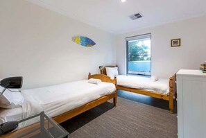 4 bedrooms, iron/ironing board, WiFi, bed sheets