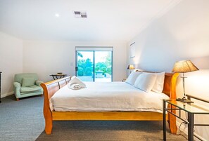 4 bedrooms, desk, iron/ironing board, WiFi