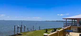 Dolphin Watch East - Gelegen op het punt van Desoto Ave met uitzicht op Indian Bay ..