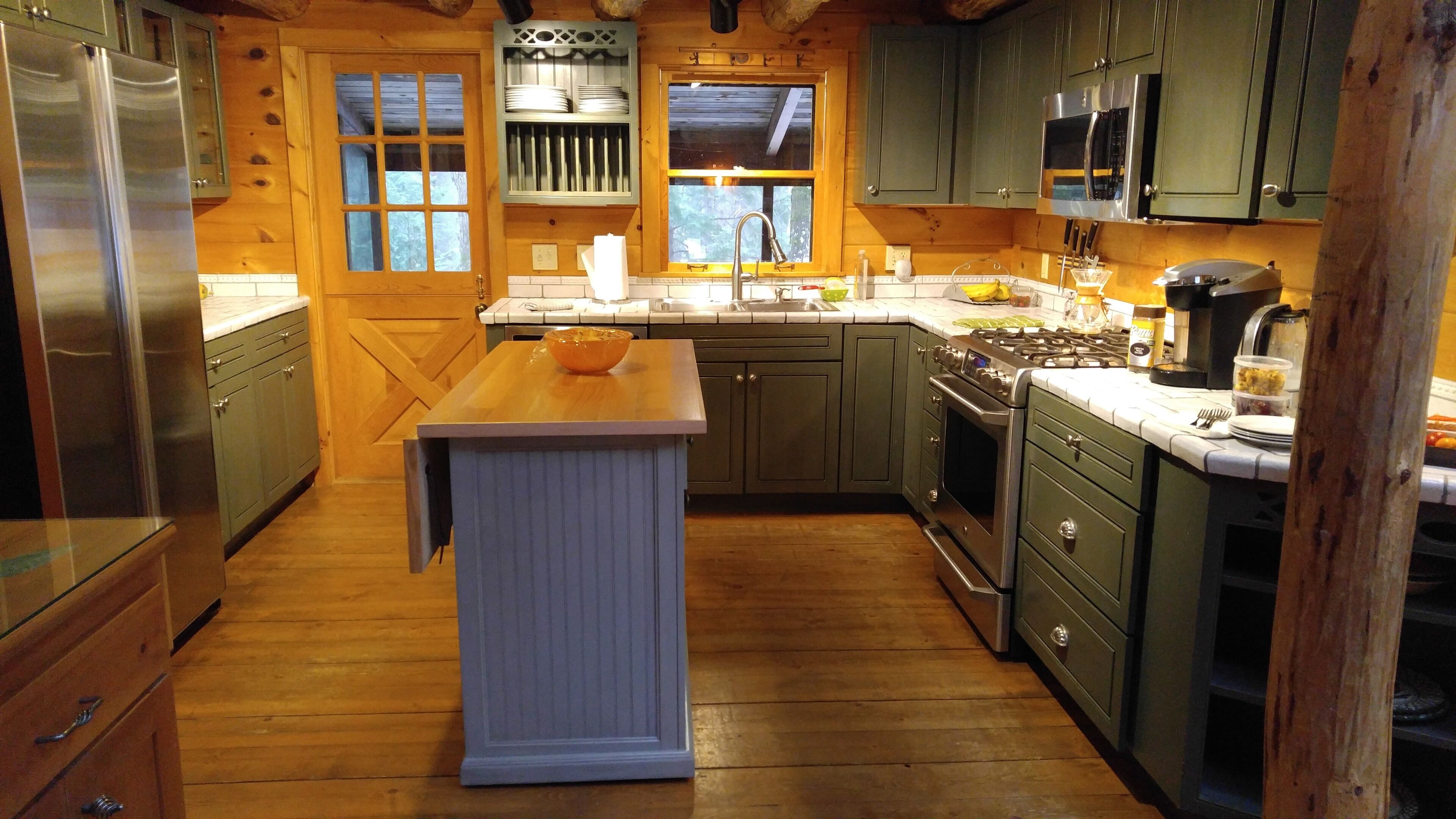 Log style home 4 miles to Catamount with fitness room