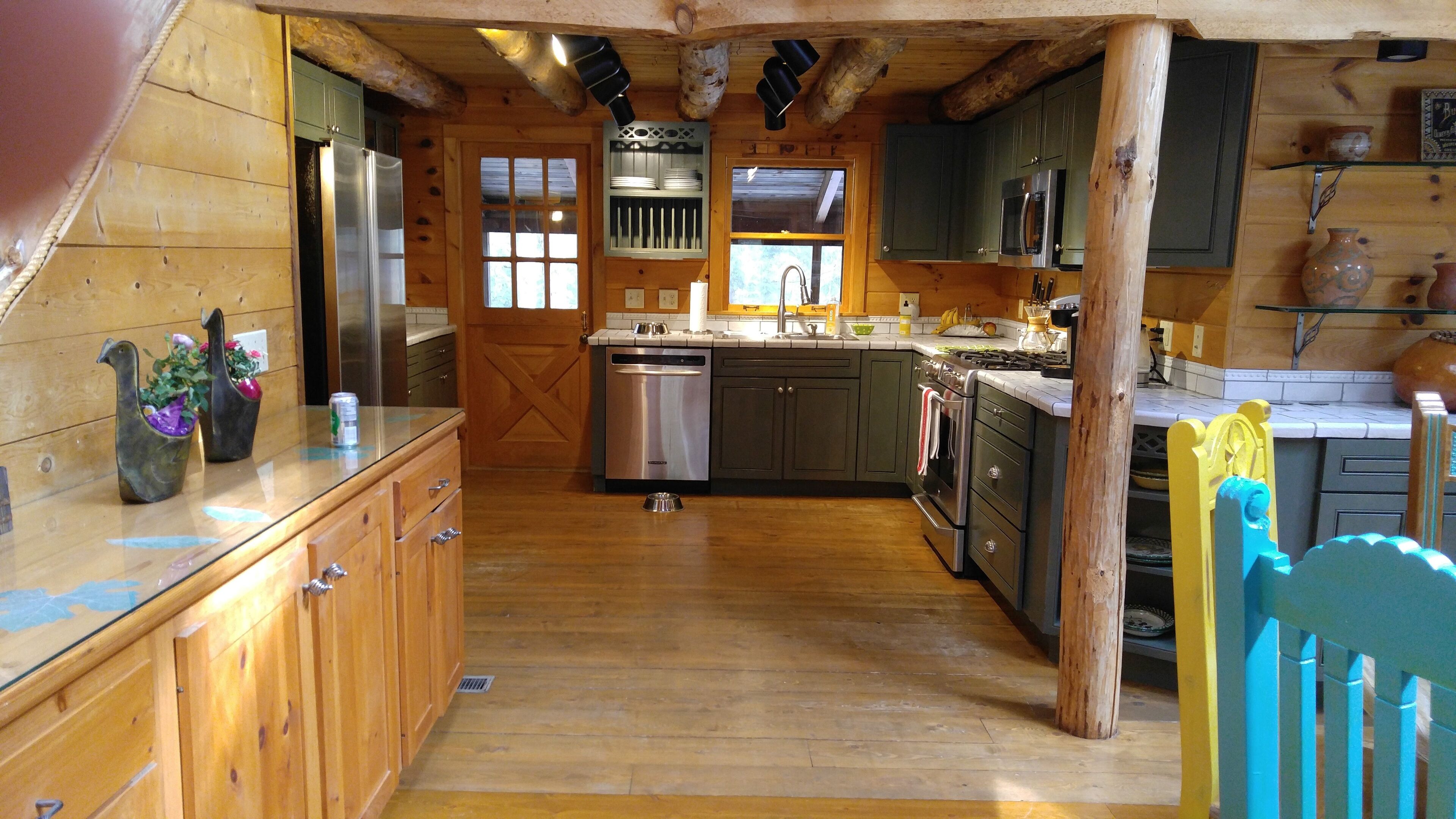 Log style home 4 miles to Catamount with fitness room