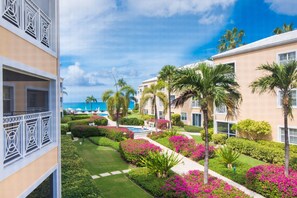 Un resort con varias edificaciones, piscina y exuberante jardinería.