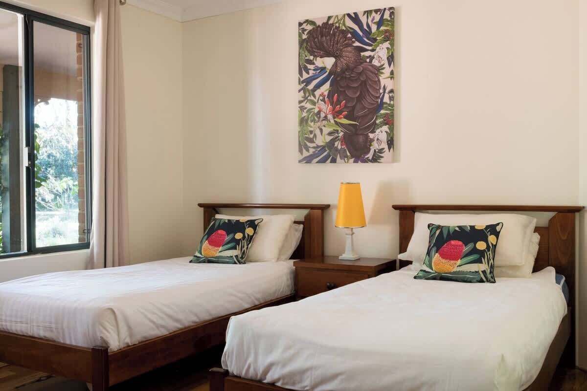 5 bedrooms, iron/ironing board, WiFi, bed sheets