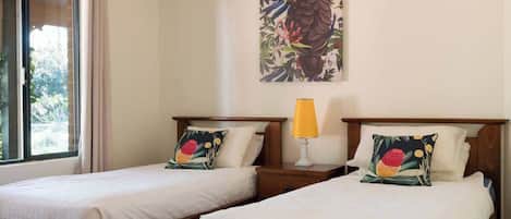 5 bedrooms, iron/ironing board, WiFi, bed sheets