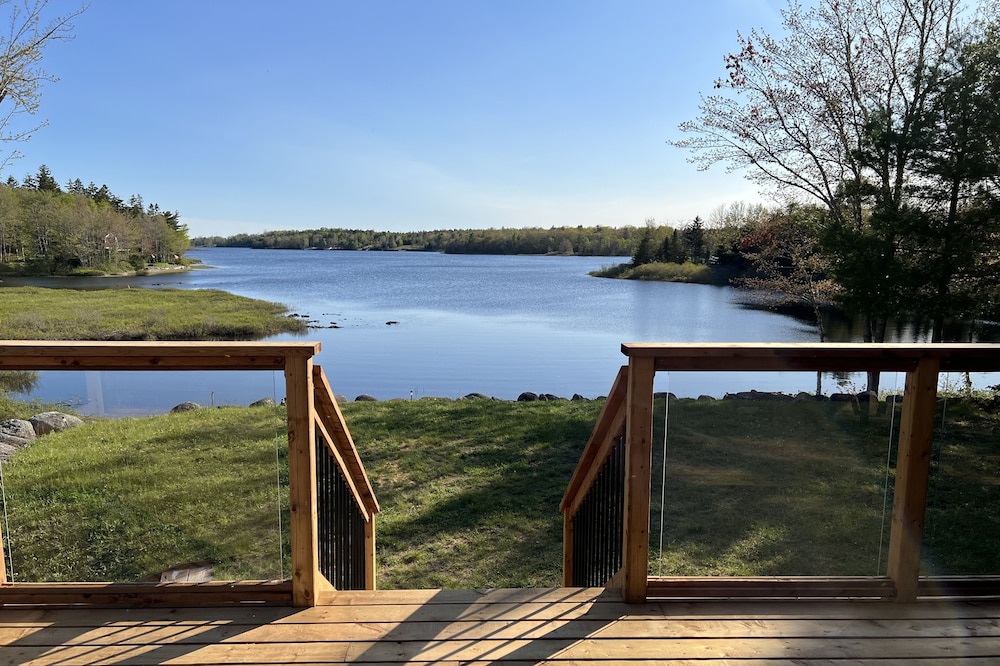 Lakefront cottage on a Wallaback lake