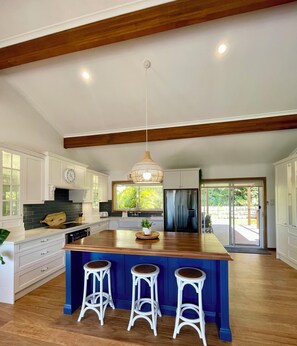 Fridge, microwave, oven, stovetop - Aqua Dolce Beach House OCEAN VIEWS (Copacabana)