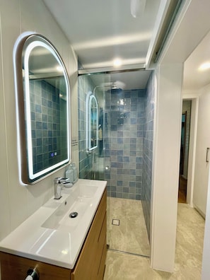Bathtub, hair dryer, bidet, towels - Aqua Dolce Beach House OCEAN VIEWS (Copacabana)