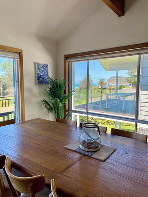 Dining - Aqua Dolce Beach House OCEAN VIEWS (Copacabana)