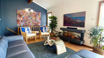 Smart TV, chimenea, reproductor de DVD y tenis de mesa