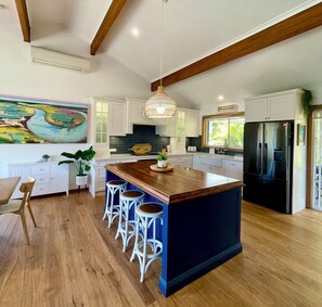 Fridge, microwave, oven, stovetop - Aqua Dolce Beach House OCEAN VIEWS (Copacabana)