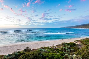 Una spiaggia nelle vicinanze