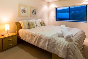 3 bedrooms, desk, iron/ironing board, WiFi