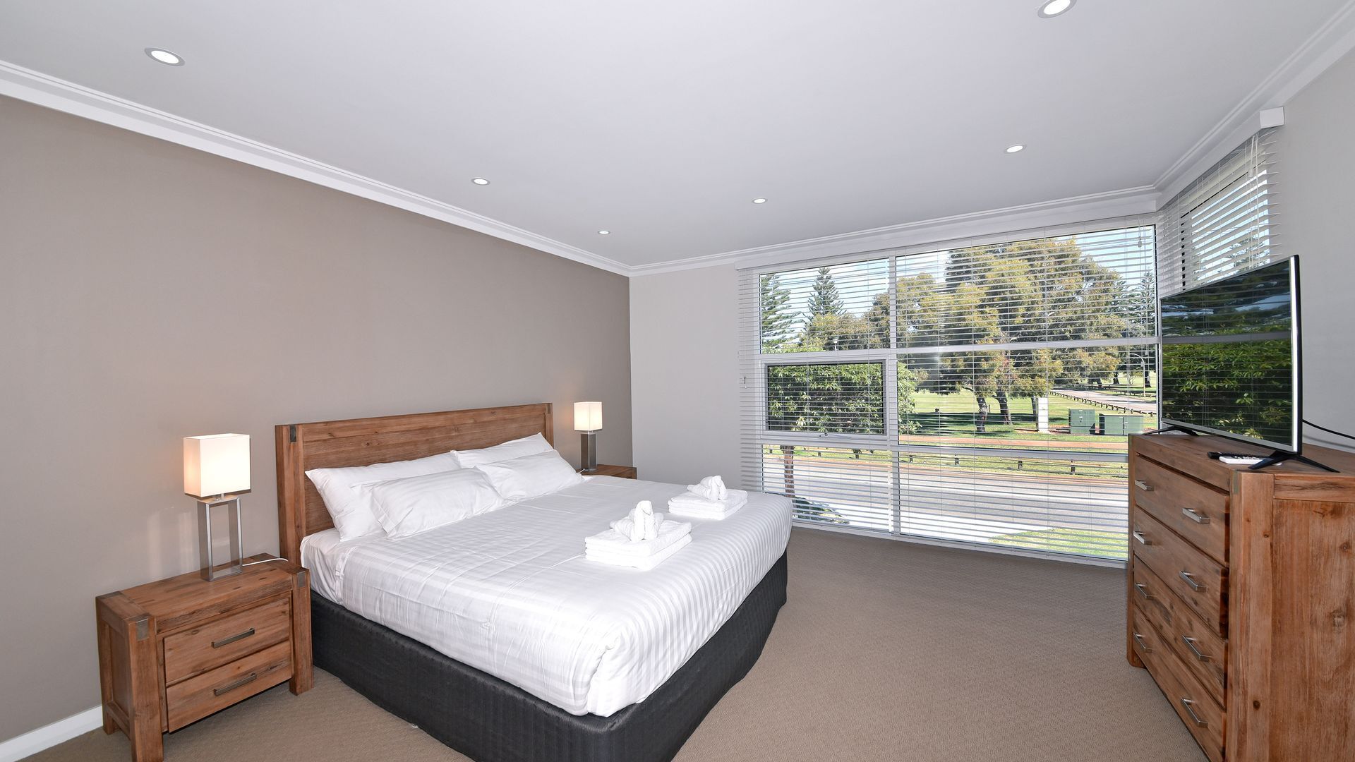 Luxury Family home w/2 living rooms-5min from golf course  and close to CBD — image 4