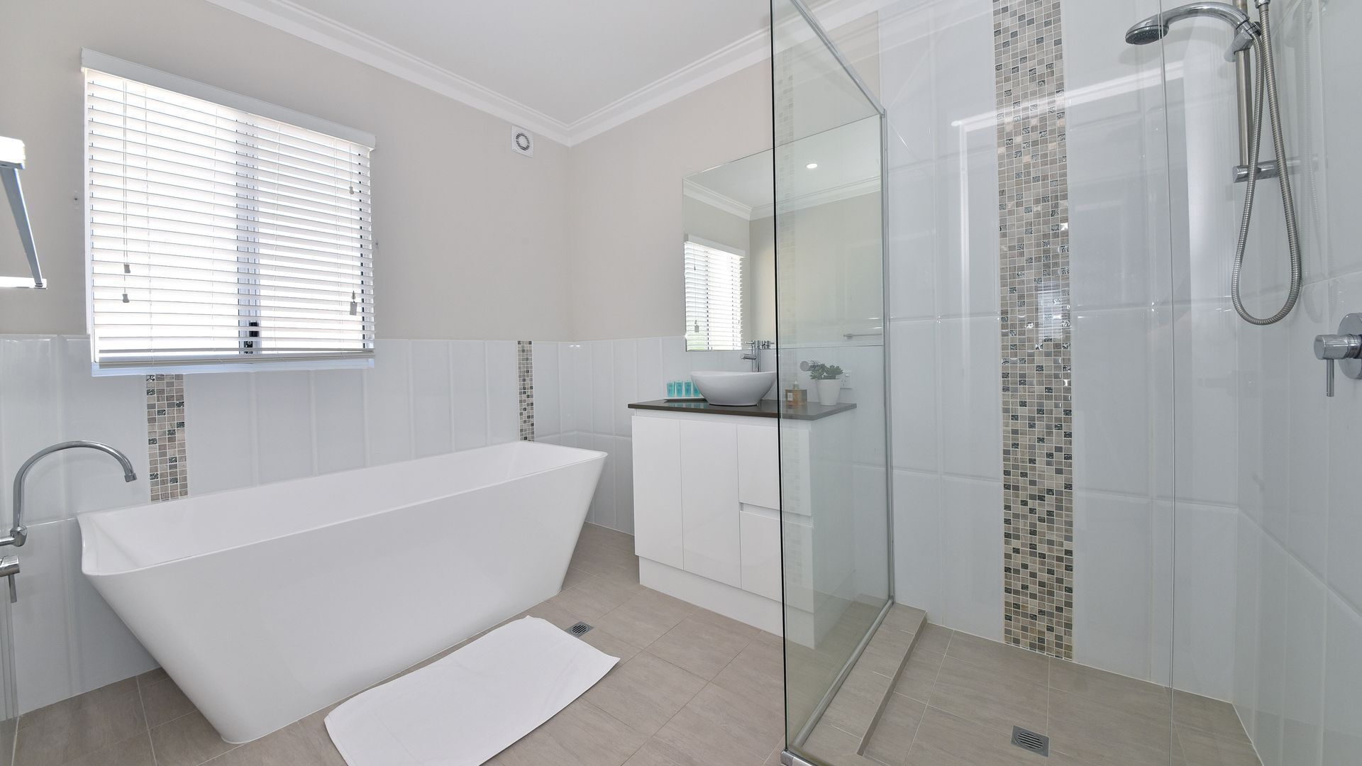 Luxury Family home w/2 living rooms-5min from golf course  and close to CBD — image 7