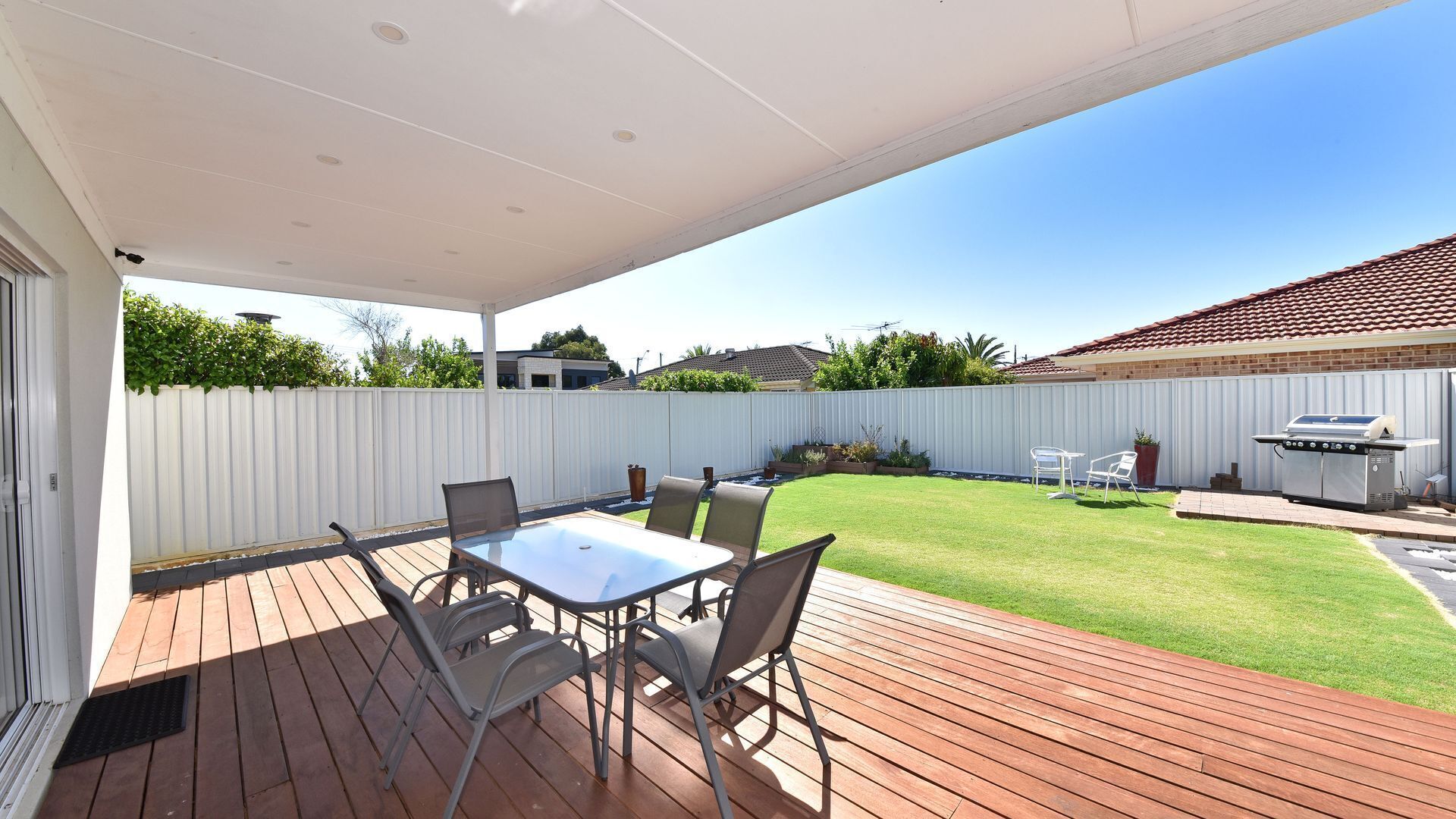 Luxury Family home w/2 living rooms-5min from golf course  and close to CBD — image 5