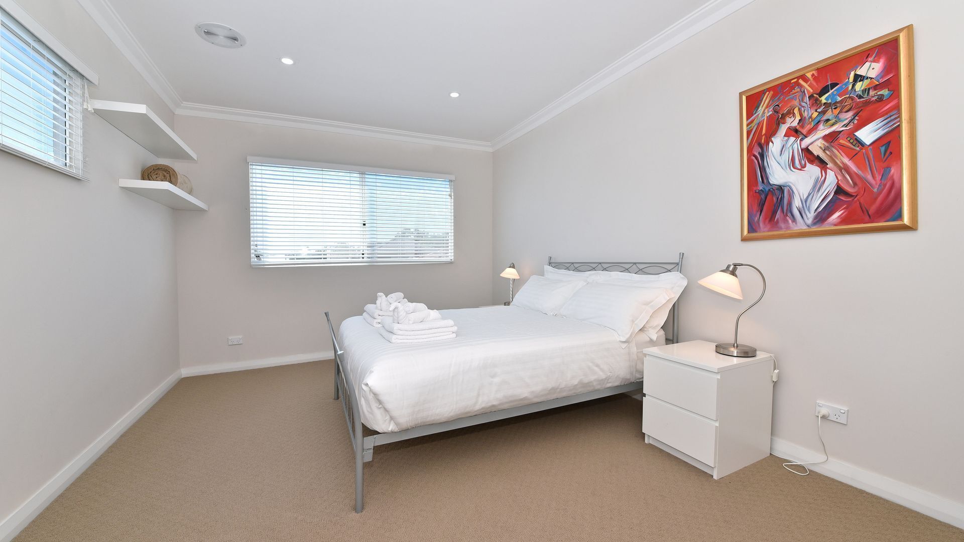 Luxury Family home w/2 living rooms-5min from golf course  and close to CBD — image 10