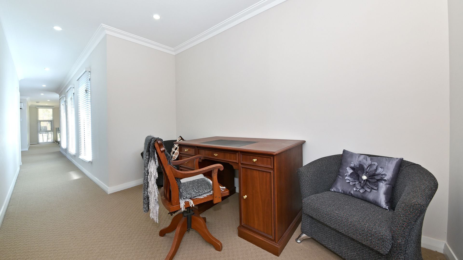 Luxury Family home w/2 living rooms-5min from golf course  and close to CBD — image 9