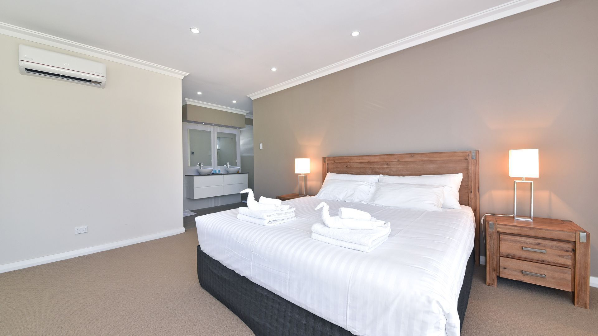 Luxury Family home w/2 living rooms-5min from golf course  and close to CBD — image 14