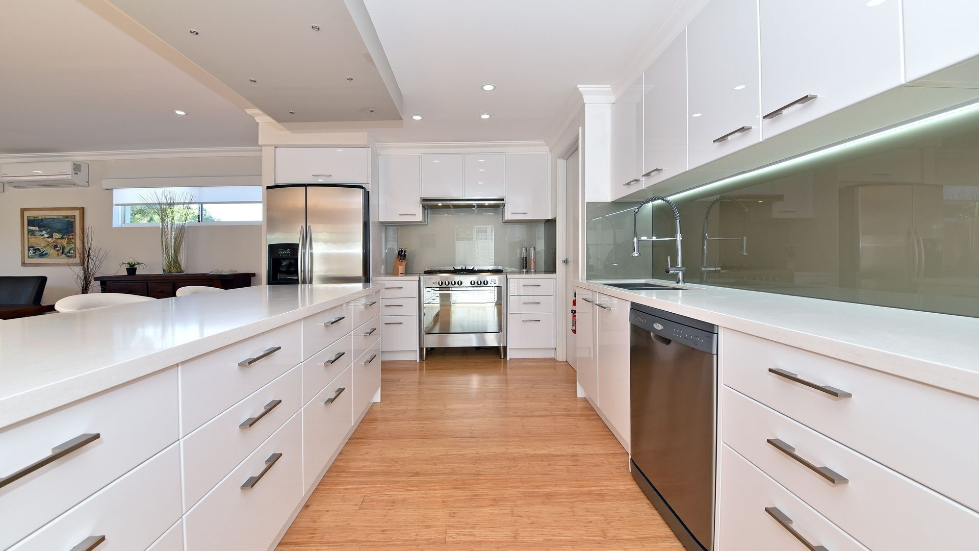 Luxury Family home w/2 living rooms-5min from golf course  and close to CBD — image 18